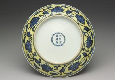 图片[3]-Dish with gardenia, fruits, and floral scrolls decoration in underglaze blue, Ming dynasty, Xuande reign, 1426-1435-China Archive